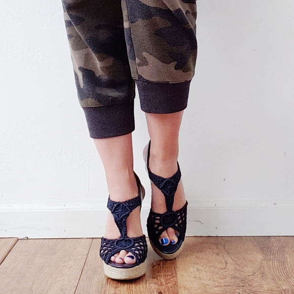 LUCKY BRAND Navy Crochet Wedge Sandals Size 9 1/2 - Picture 2 of 6